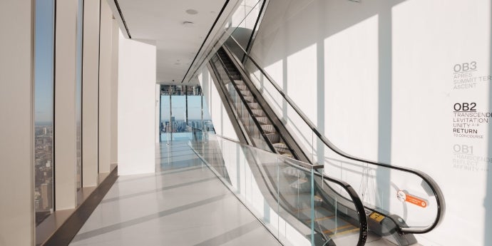 Escada rolante no 93º andar do SUMMIT One Vanderbilt