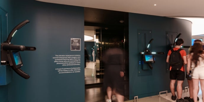 Entrada espelhada que leva aos elevadores do SUMMIT One Vanderbilt